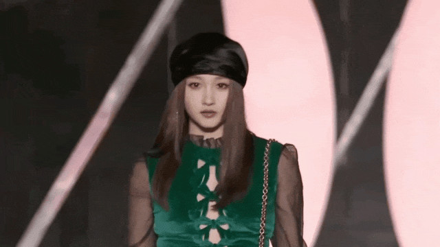 鹿晗关晓彤双双翻车