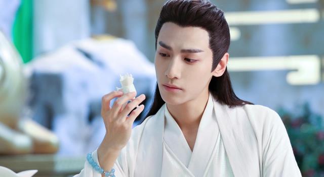 长得玉树临风，却输在“个子矮”上，这6位男星的身高太不懂事了