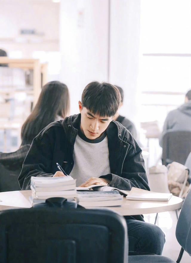 \九亿少女梦\升级!林更新颜智双全,学霸路上我行我素!