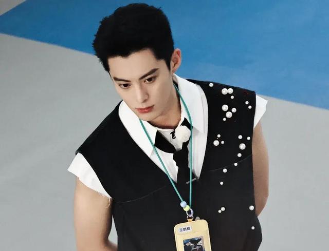 奔跑吧兄弟|《奔跑吧》扰民风波升级！雇壮汉占位准备辣椒水互喷，粉丝太疯狂