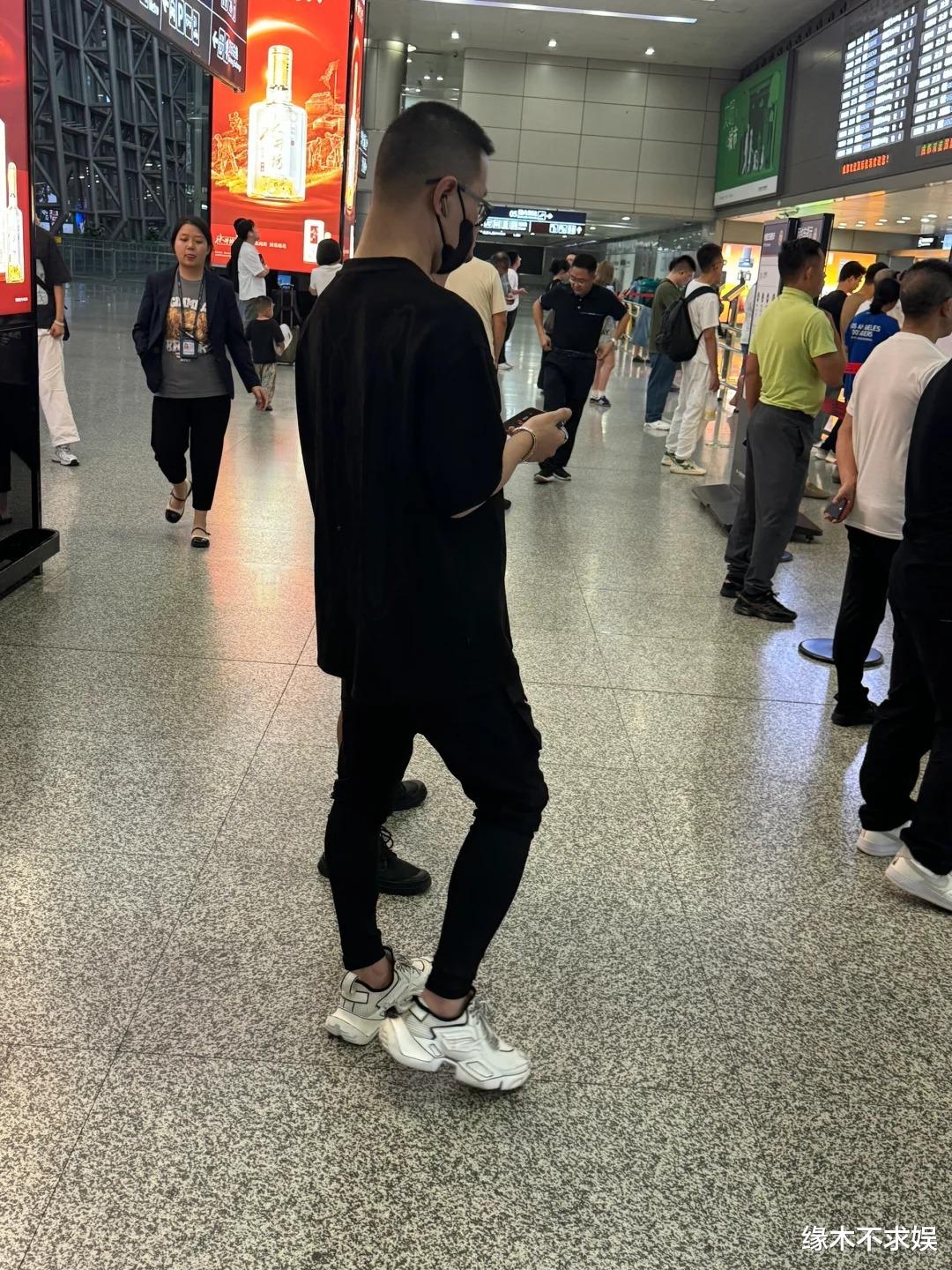 汪峰机场接一双儿女，对待醒醒态度反差大，江小宴说得真没错！
