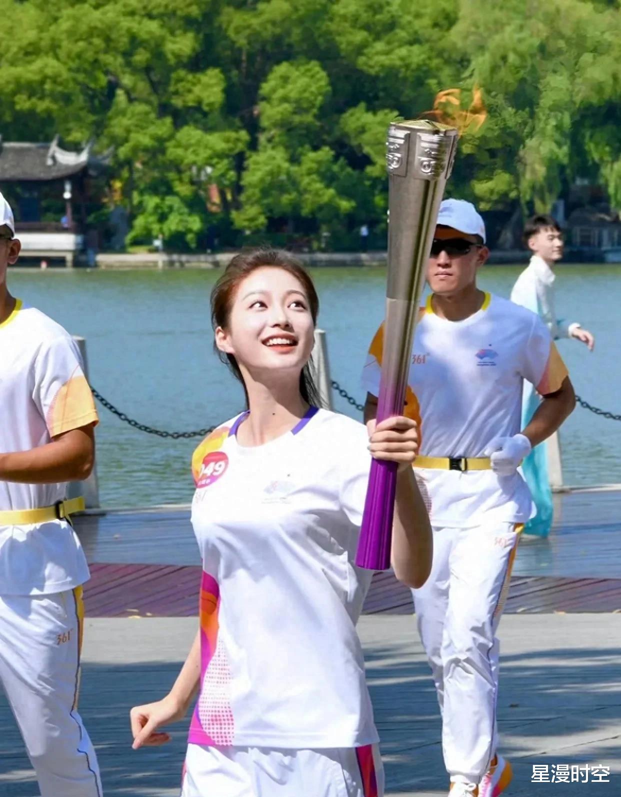 入职东方卫视后,冯琳再回母校参加拍摄!扎高马尾穿酒红衣,美腻