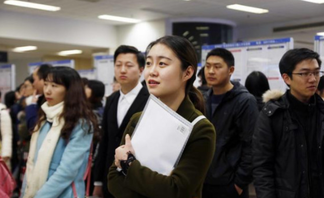 与女老板一起出差，只有一间房怎么办？00后机智回答，当场被录取