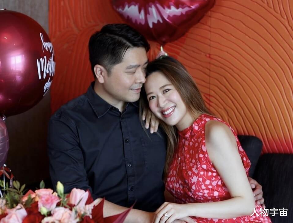 她是高材生港姐，与TVB视帝恋爱3年，嫁同日出生优质老公越来越靓