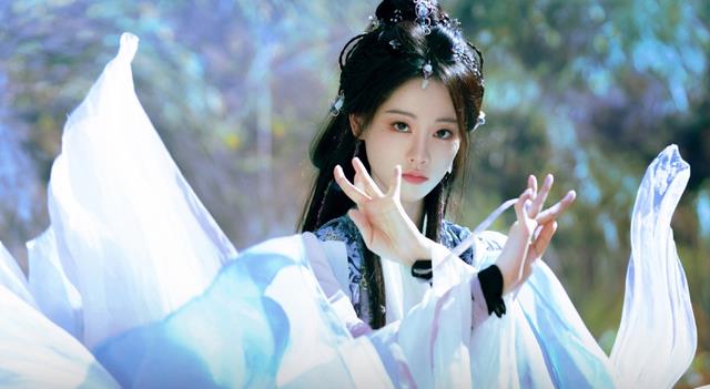 28岁虞书欣对比32岁祝绪丹，老天赏饭吃与科班毕业的演技一目了然