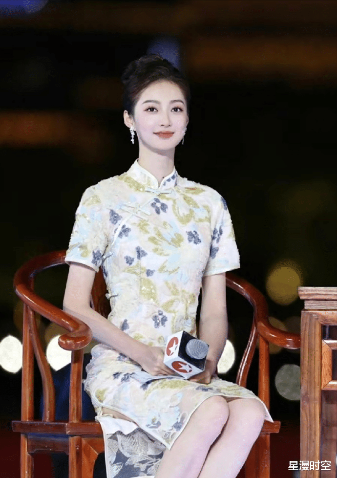 被冯琳惊艳到了!现场播报世界技能大赛,扎高马尾,青春洋溢