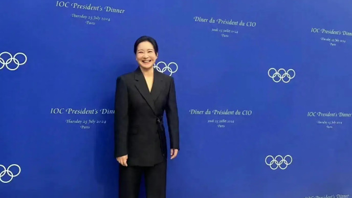 绝了！贾玲现身巴黎奥委会主席晚宴，还是熟悉的笑容，又美又飒