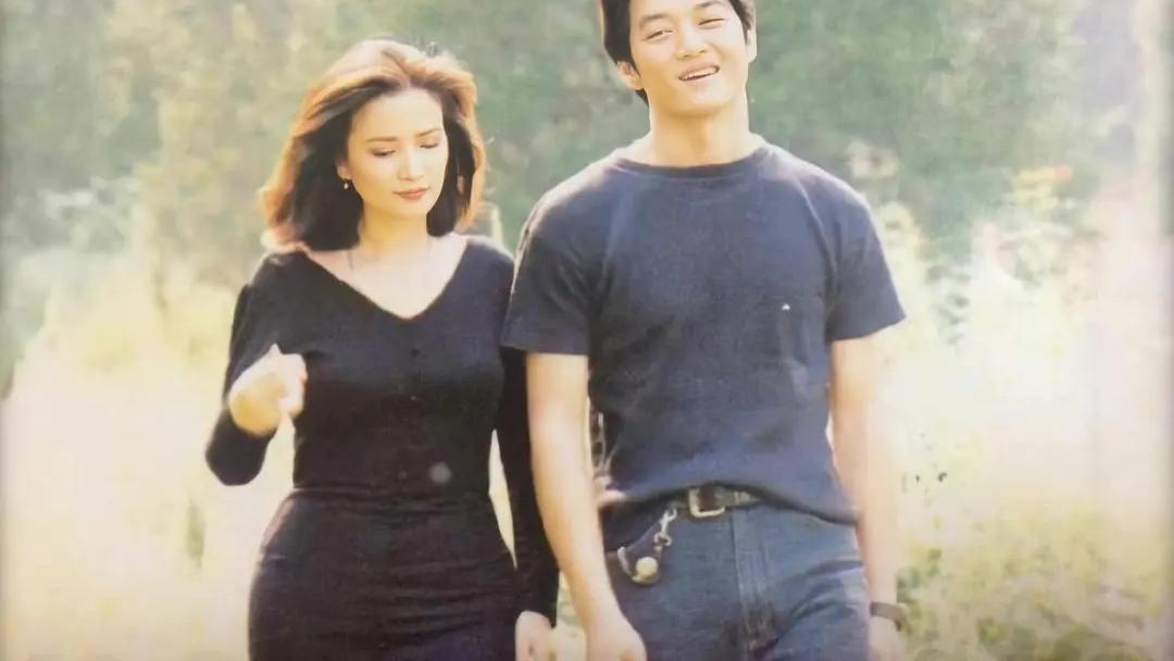 当何晴露出下半身，网友突然明白她为啥在电视上没有全身照