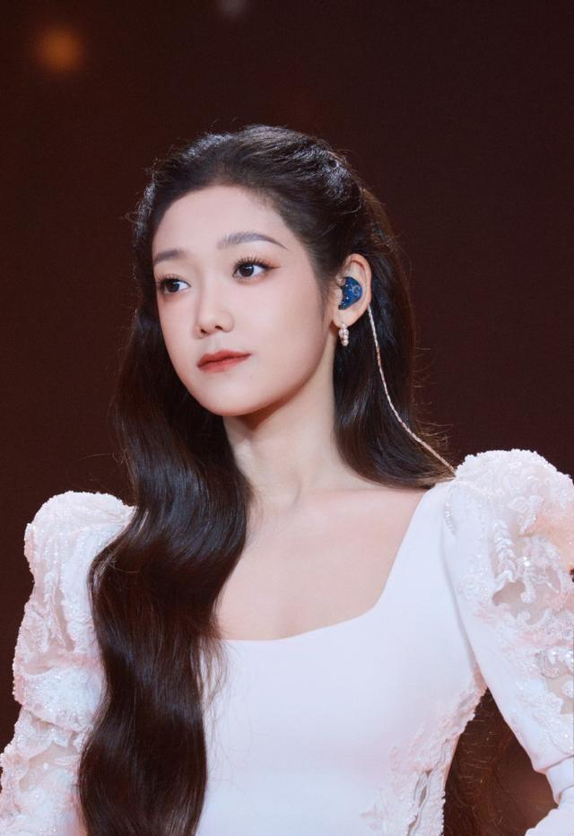 出道就被封杀，因相貌遭受非议，如今获得冠军，“逆袭”登上春晚