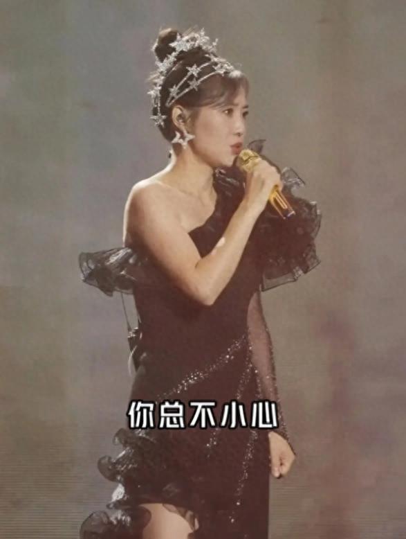 云朵演唱会，一边唱《我的楼兰》一边哭，年底就不能唱这首歌了