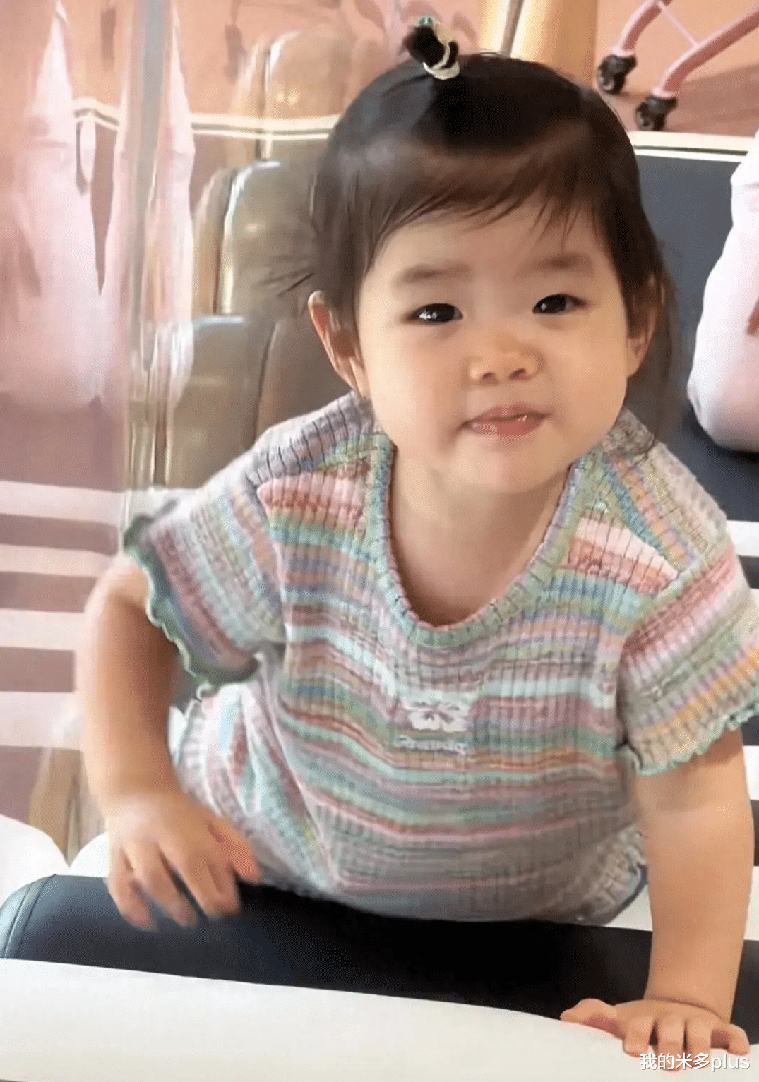 程晓玥带女儿去儿童城堡，富二代老公戴2950帽子出镜，气质很稳重