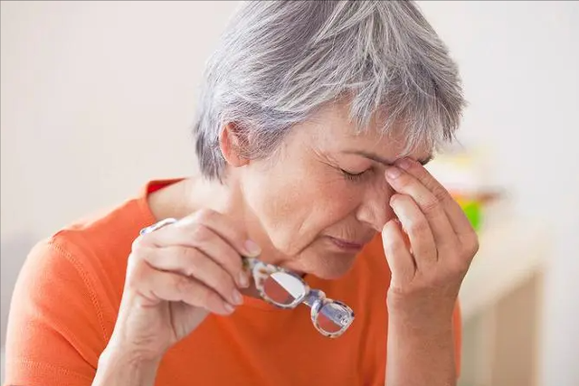 三伏天热，医生提醒：老人宁可开空调睡觉，也不要做这几事伤睡眠