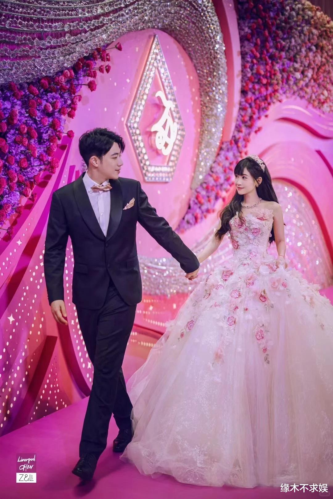 谢霆锋出席干女儿婚礼，穿搭随意黑脸惹争议，曾免费代言22年！