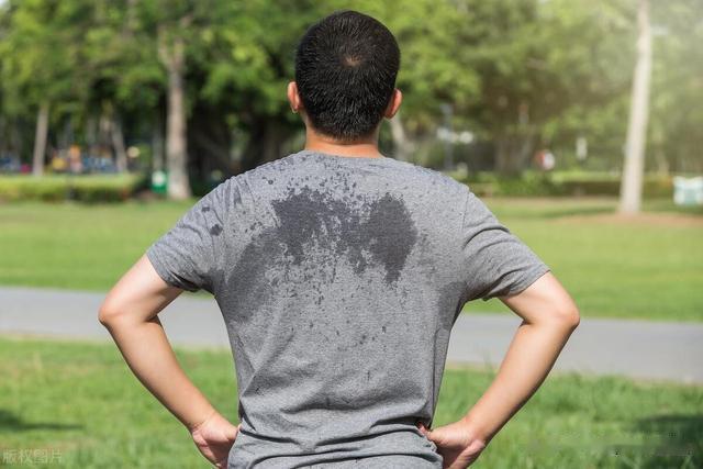 头颈部老是汗津津，头发经常湿漉漉，身体哪儿出问题了？中医解惑