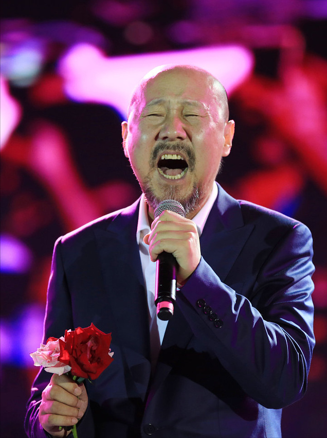 娱乐圈里四位“酒蒙子”:腾格尔为喝酒散尽家财,景冈山判若两人