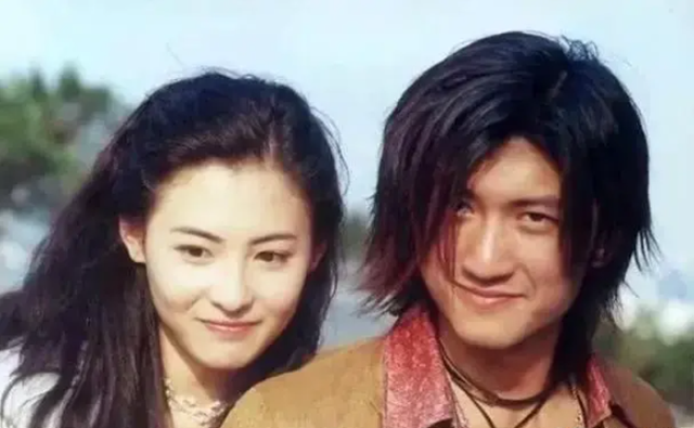 刘德华怎么也想不到，当年随口亲的婴儿，居然差点把他踢下神坛