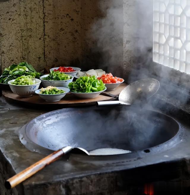 女孩瞒着父母来东北男友家吃饭,晒桌子上饭菜,网友看完却劝分手