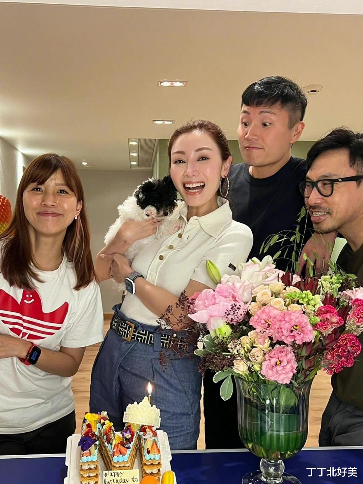 李嘉欣的底子确实够好!53岁跟友人合影,才知道什么叫真正的漂亮