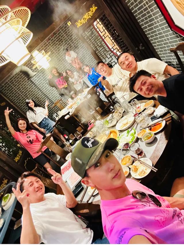 吴尊一家四口奥运之旅,neinei身高超妈妈,max和小时候一摸一样