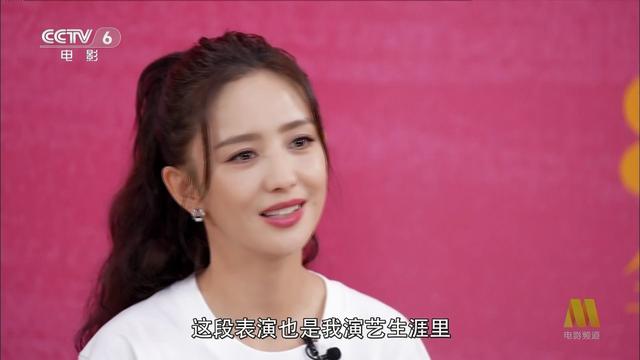 佟丽娅素颜现身餐厅,眼神凌厉和台前区别大,被指有官太太气质