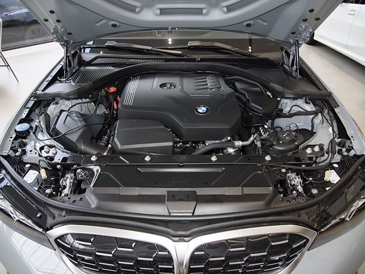 新BMW 3系，2.0T+8AT，百公里油耗仅6.9L