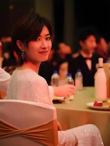 万茜自曝上学时没人追,看了她的校服照后,网友:这谁敢追啊!