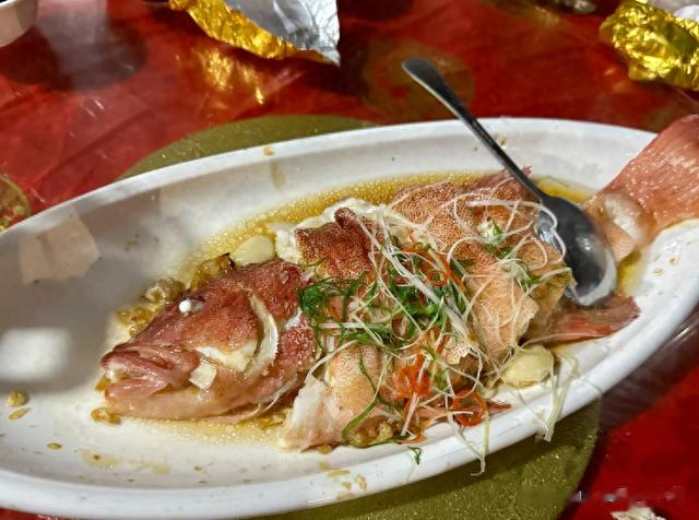 河南女孩第一次去福建吃席,随礼500菜上桌后,网友:这下尴尬了