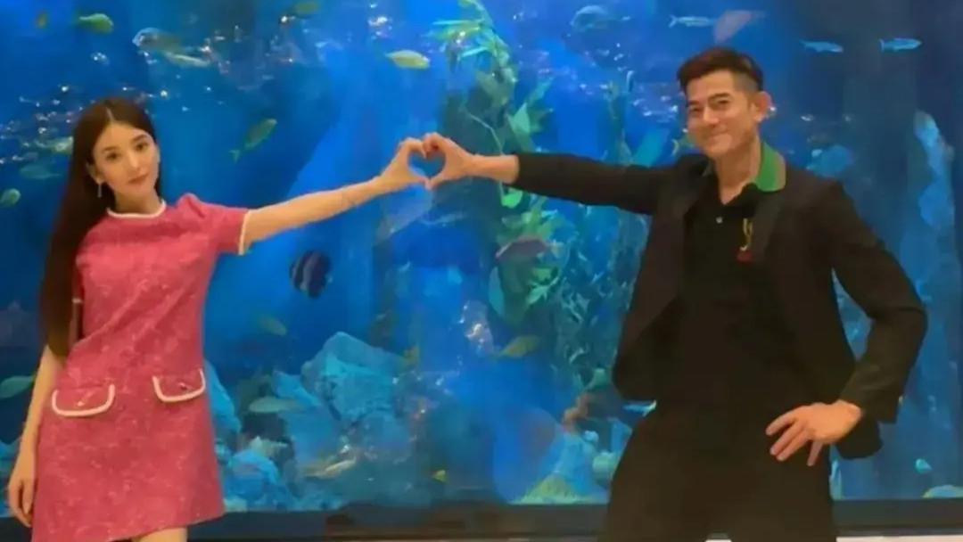 郭富城老婆带娃遛弯，小女儿超像爸爸，方媛手提17500包包显贵气