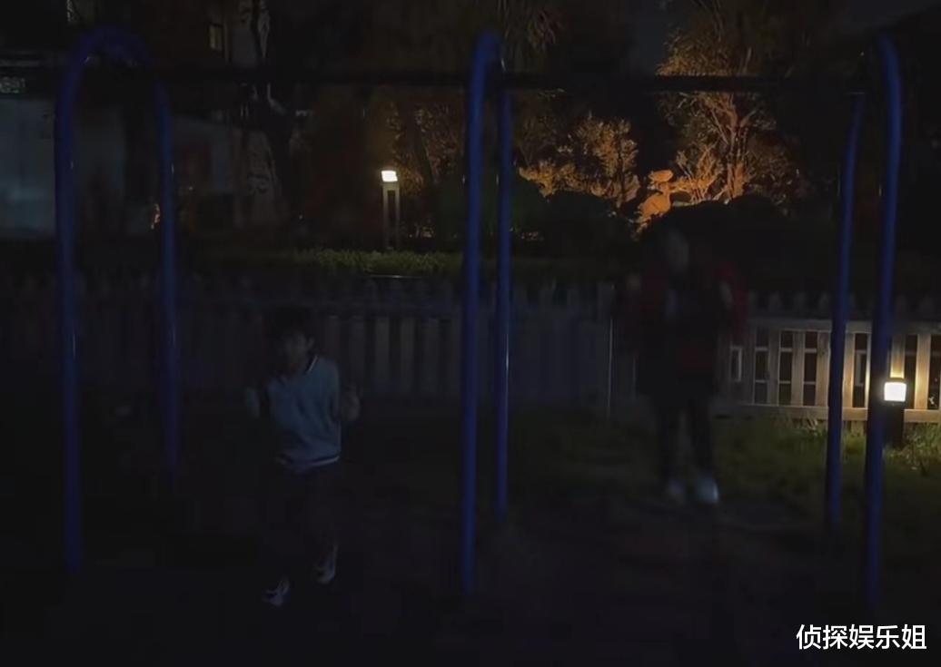 黄磊老婆罕晒一家五口,俩女儿颜值高好漂亮,小儿子单眼皮超帅气