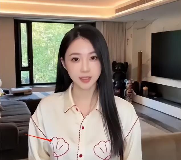 潘玮柏妻子晒自己豪宅,穿睡衣美似仙女,卧室撞款酒店“样板间”