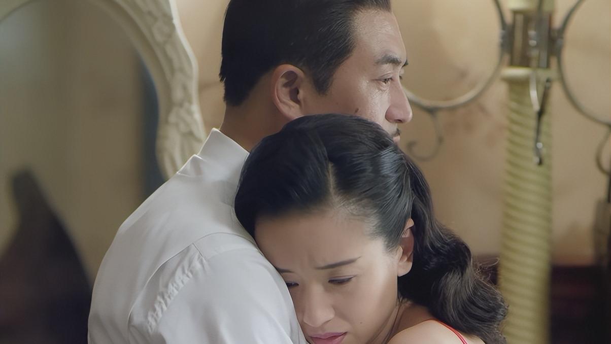 条件不符就别尬演“情妇”了，44岁董洁告诉你，啥是教科书式撩汉