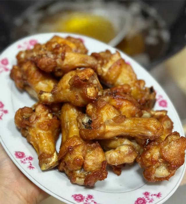 广东穷人家晒出家里的饭菜,网友们纷纷留言:怪不得这么穷