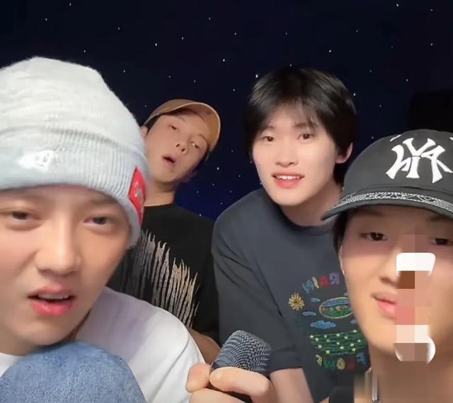 鹿晗连开两场直播被吐槽静坐在那里看打赏嘴角笑容抑制不住