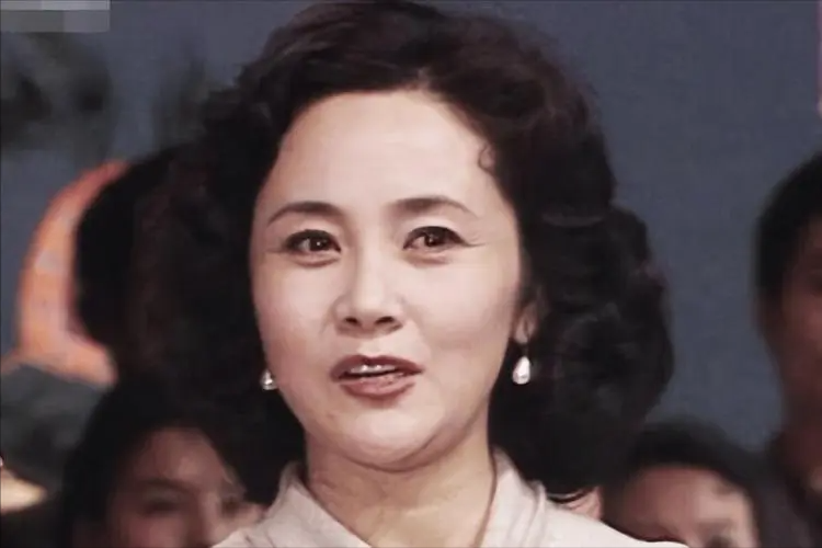 央视主持:吞300颗药被抢救7天7夜,嫁军人不珍惜,嫁演员被背叛