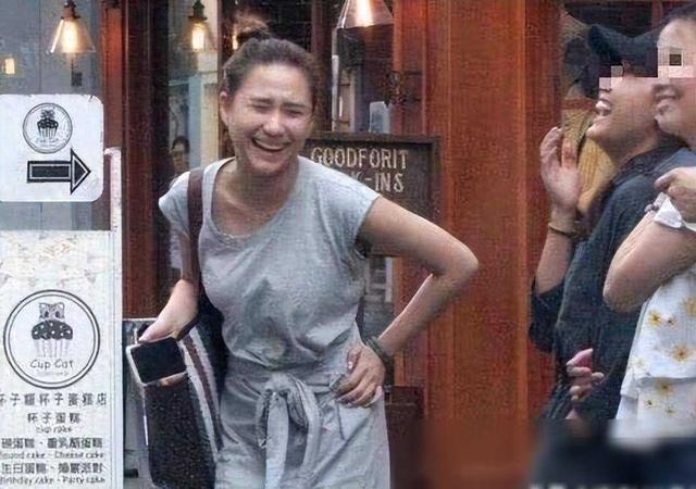 何超莲素颜现身街头,这颜值不敢恭维,平时全靠包装和打扮