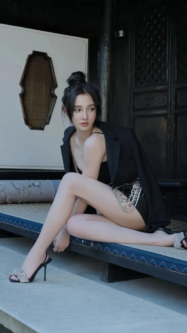 34岁彭小苒,颜值古今皆宜,美到心颤