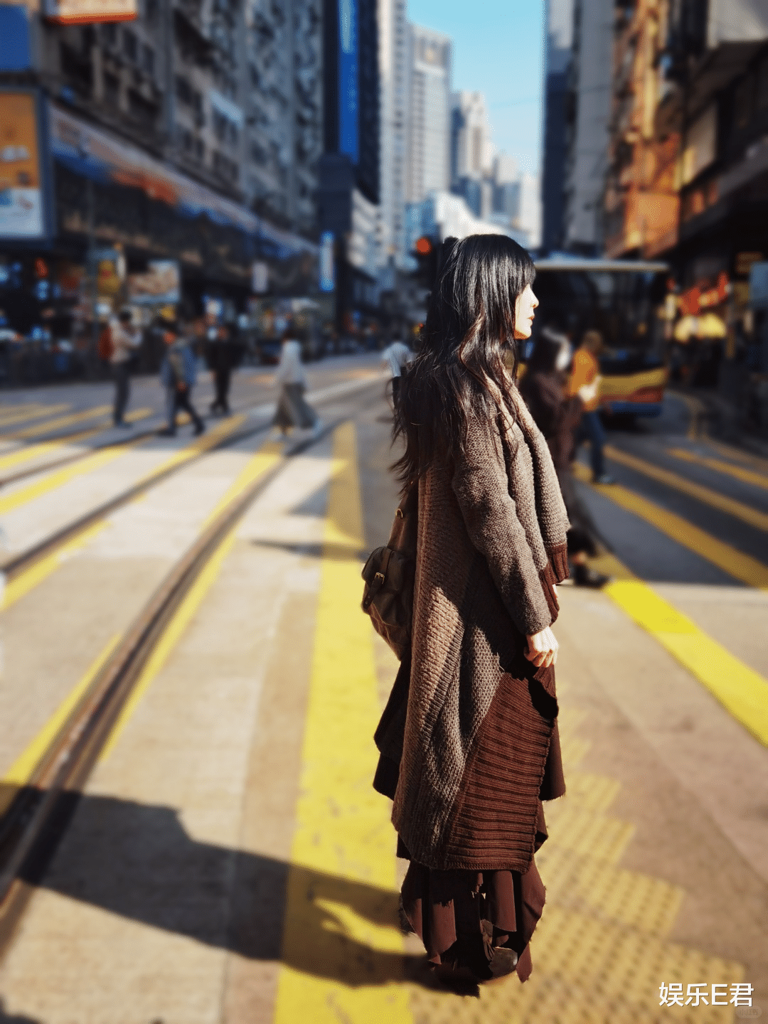 57岁周慧敏现身马路中心,行动不便要人搀扶,沿途无路人围观