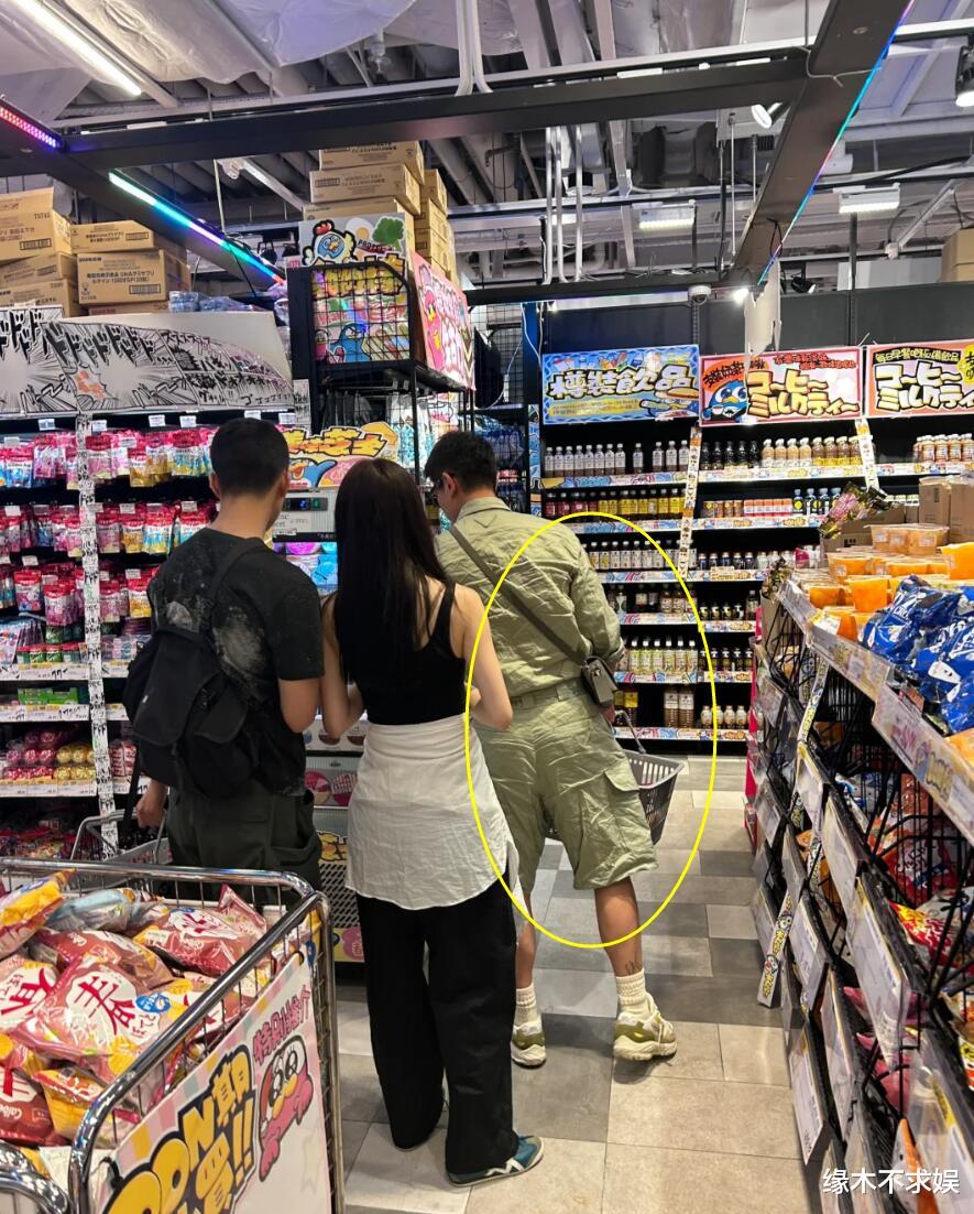 霍思燕夫妇参加朋友婚礼，穿深V红裙抢尽风头，杜江过于潦草了！