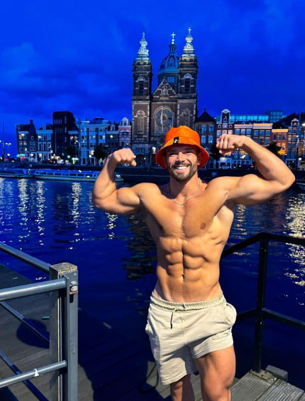 国外肌肉壮汉,蝙蝠背+不对称腹肌,手臂如大力水手