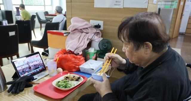 76岁老戏骨养老院过中秋,无儿女看望,想念情人和9岁非亲生女儿