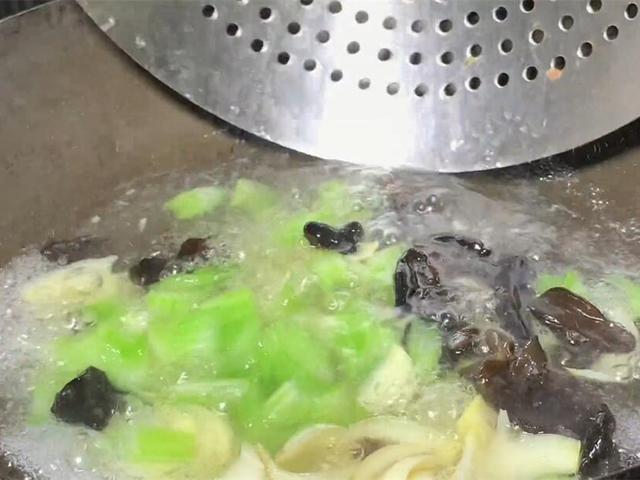 失眠多是肝火旺,春天要多吃3菜,清肝火助睡眠,睡得好啥都好了