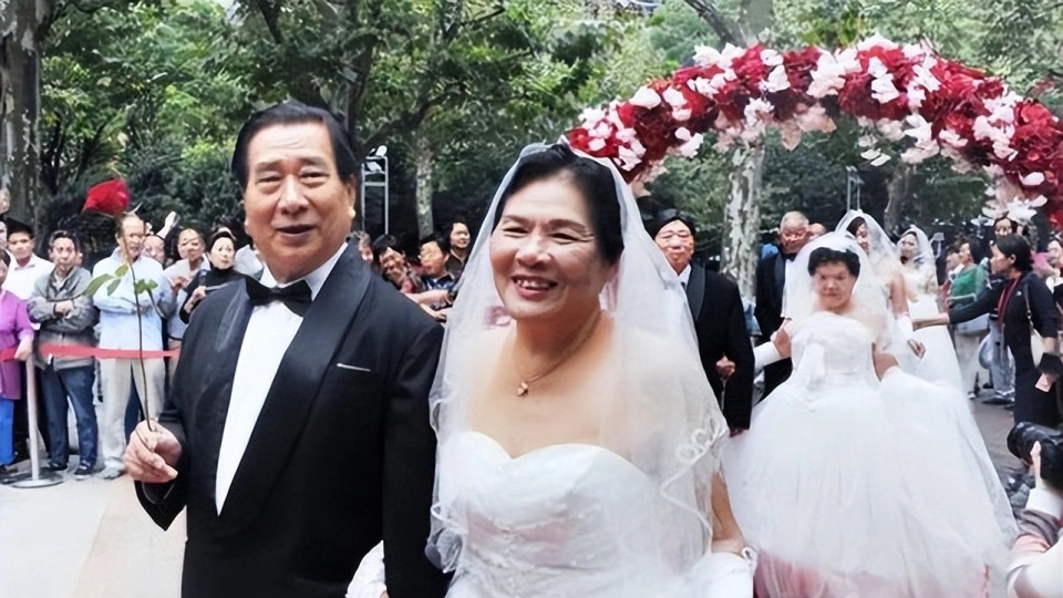 老板二婚喜宴摆了68桌，全公司180人只去了5个领导，原因看透人性