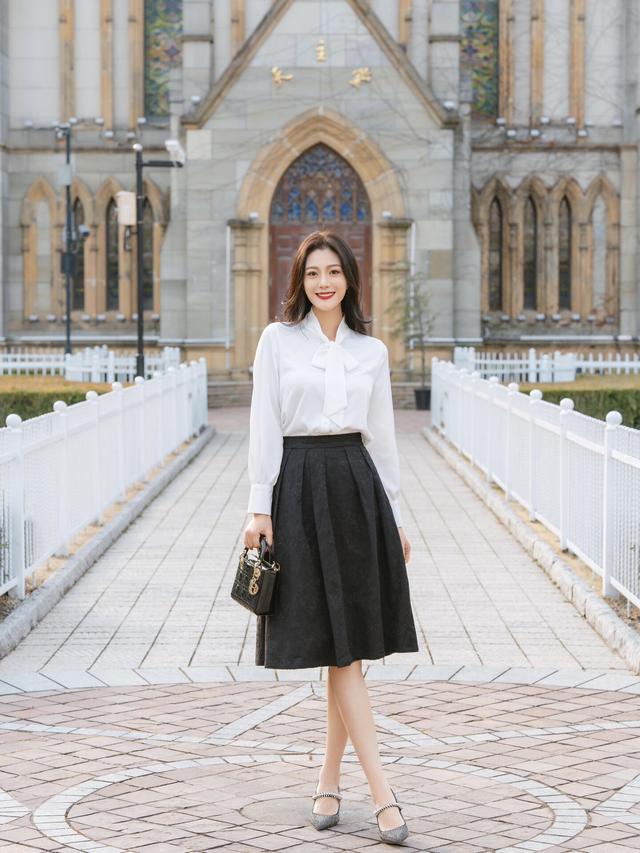 黑色裙子配什么上衣？四个公式让你穿出时尚感