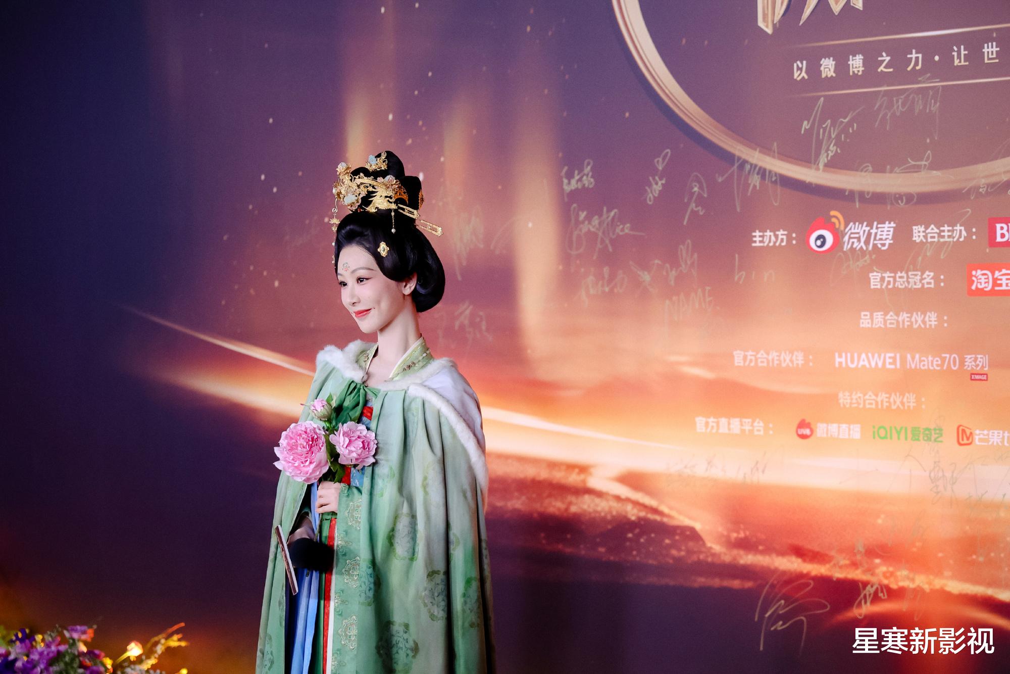 微博之夜:杨紫穿唐装走红毯很惊艳,赵丽颖二封Queen太惊喜!