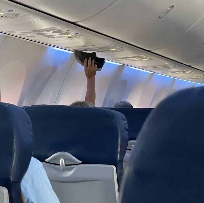 20个飞机上的“闹心”事,晾鞋垫,烘内衣,练瑜伽