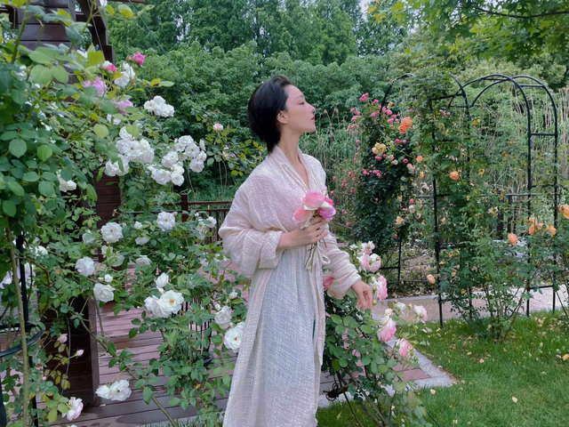 张馨予的豪宅曝光，无数人直呼羡慕: 花海美不胜收，菜园圈粉百万