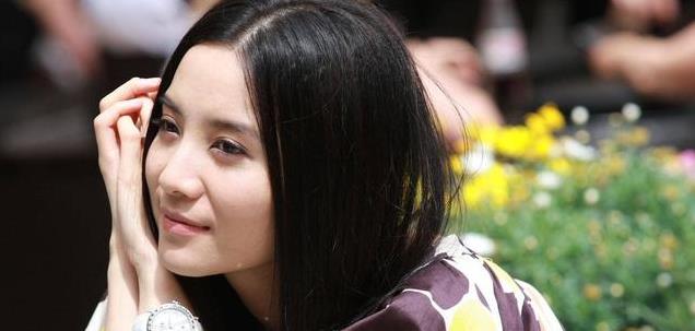 她曾被4个男人狂追，与5婚导演同居5年，42岁未婚的她要干什么？