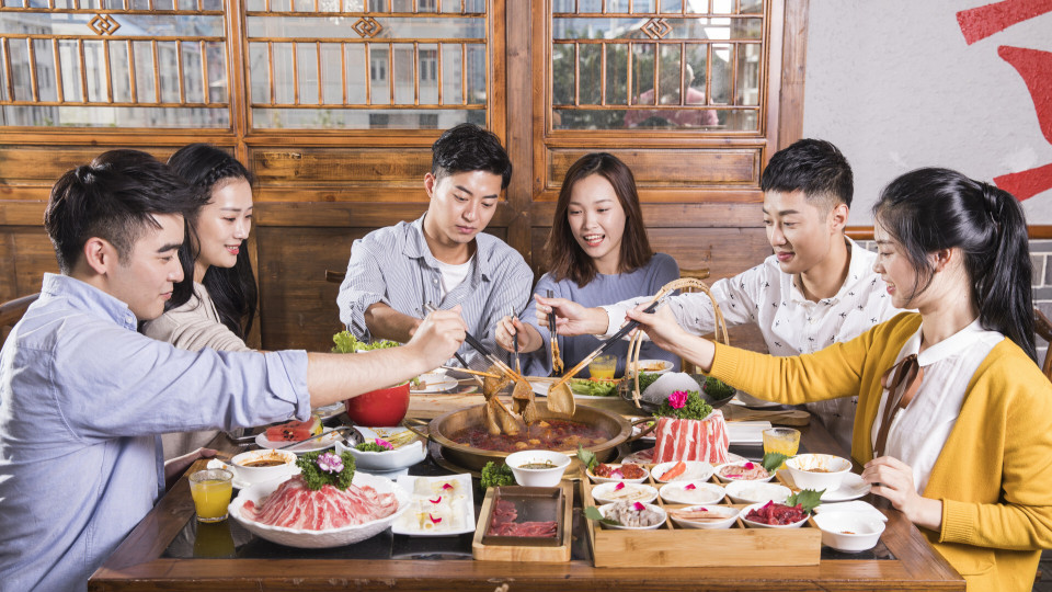饭局马上开始了，才客套地邀请你参加？傻子直接拒绝，聪明人都懂这2个套路！