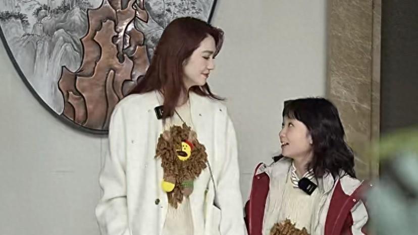 洪欣与女儿一起逛街，10岁染红发彤彤暴风抽高，五官像极了父亲张丹峰