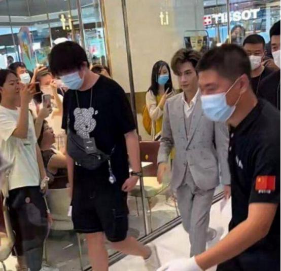 矮个男星虚报身高，穿高跟鞋、踩箱子，跟女明星同框就原形毕露